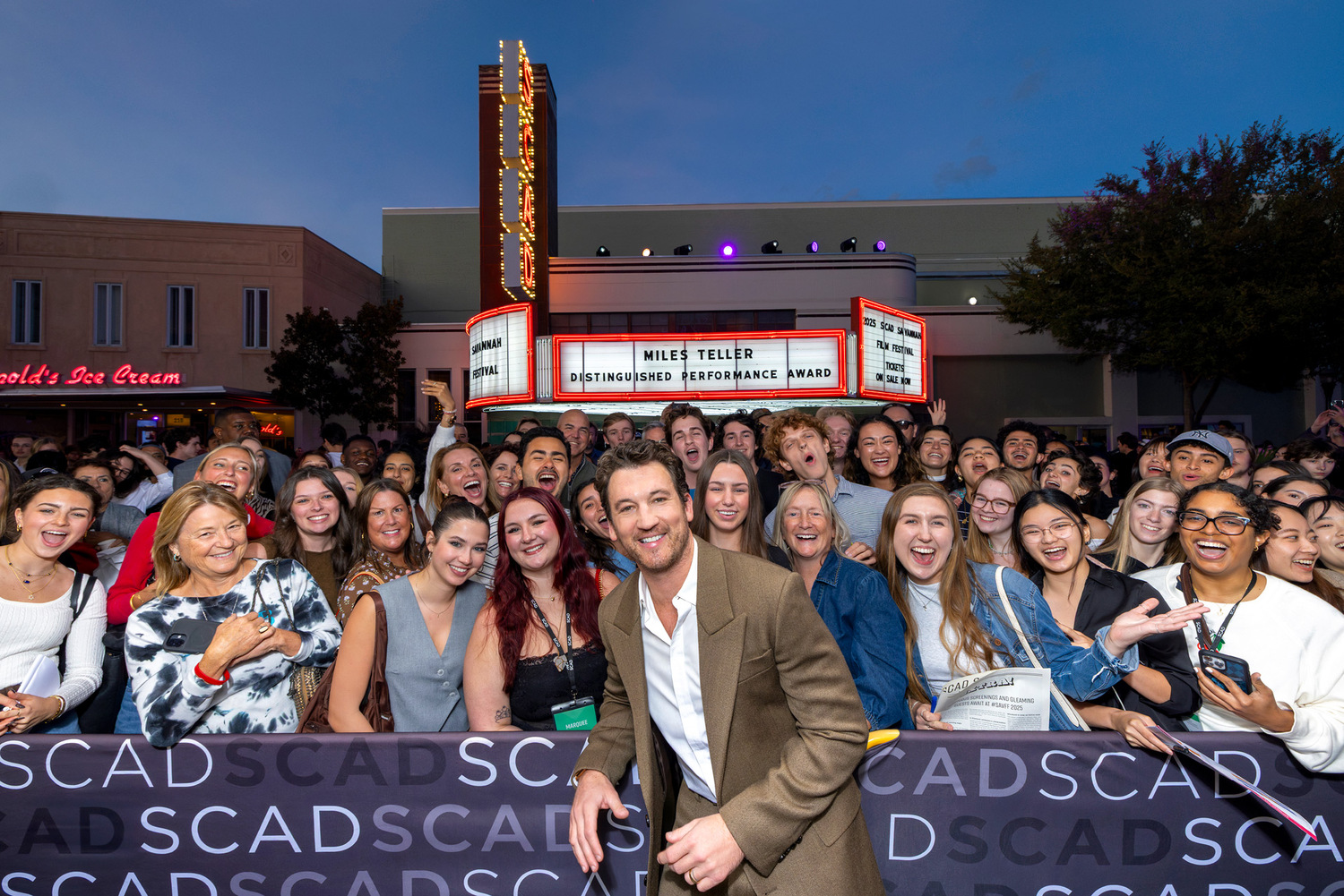 Adult, Female, Person, Woman, People, Male, Man, Face, Head, Crowd