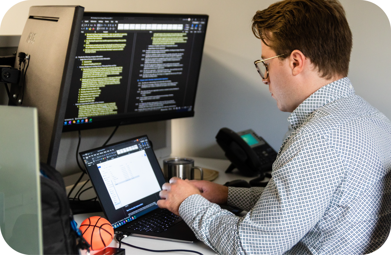 Table, Computer Hardware, Hardware, Monitor, Screen, Basketball (Ball), Computer, Laptop, Desk, Head