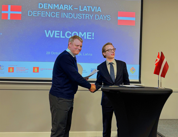 Crowd, Person, Adult, Male, Man, Audience, Tie, Glasses, Speech, Face