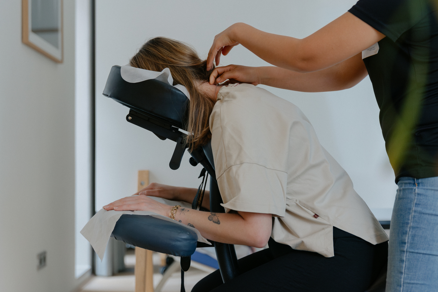 Adult, Female, Person, Woman, Hairdresser, Clothing, Jeans, Pants, Haircut, VR Headset