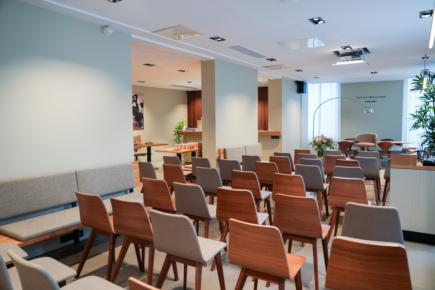 People, Person, Indoors, Furniture, Lounge, Classroom, School, Speaker, Chair, Crowd