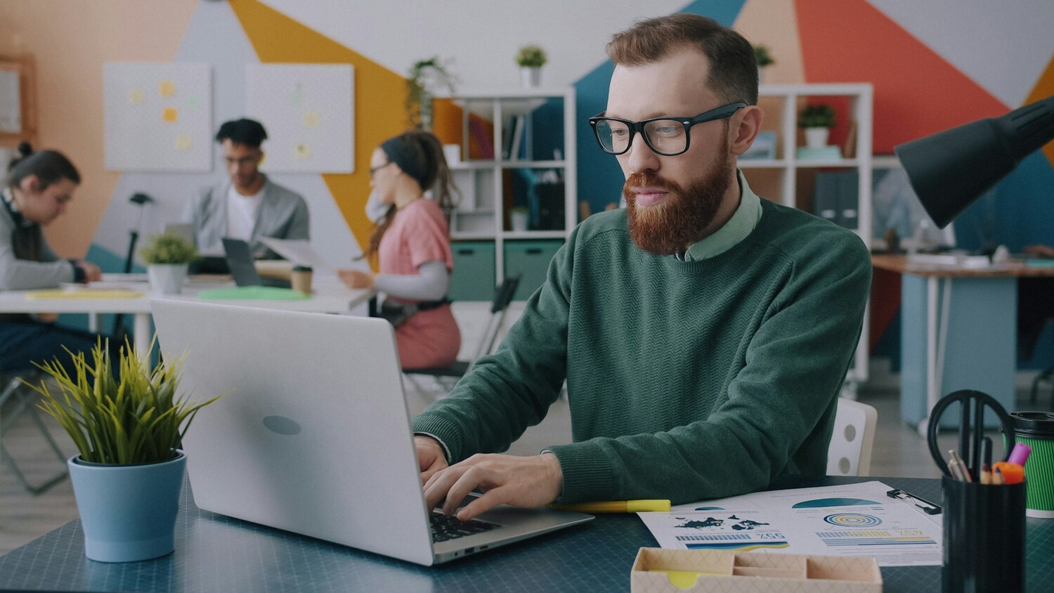 Adult, Male, Man, Person, Female, Woman, Student, Laptop, Head, Smile