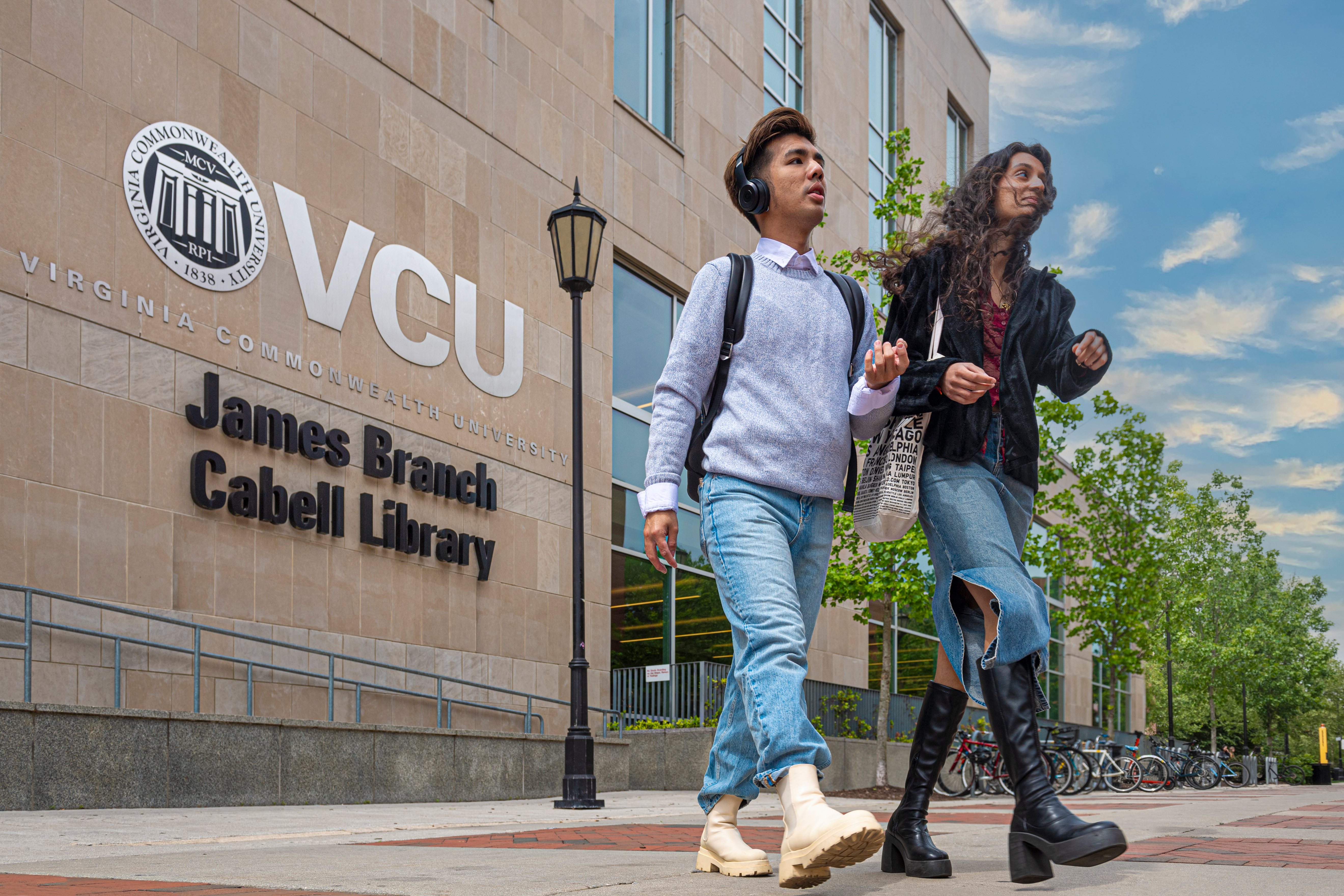 Pants, Adult, Female, Person, Woman, Walking, Shoe, Handbag, Headphones, Jeans