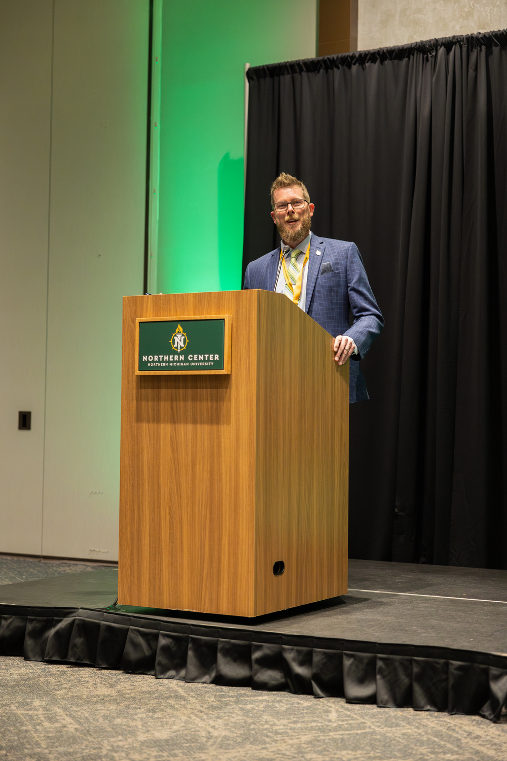 Crowd, Person, Audience, Podium, Speech, Adult, Male, Man, Glasses, Tie