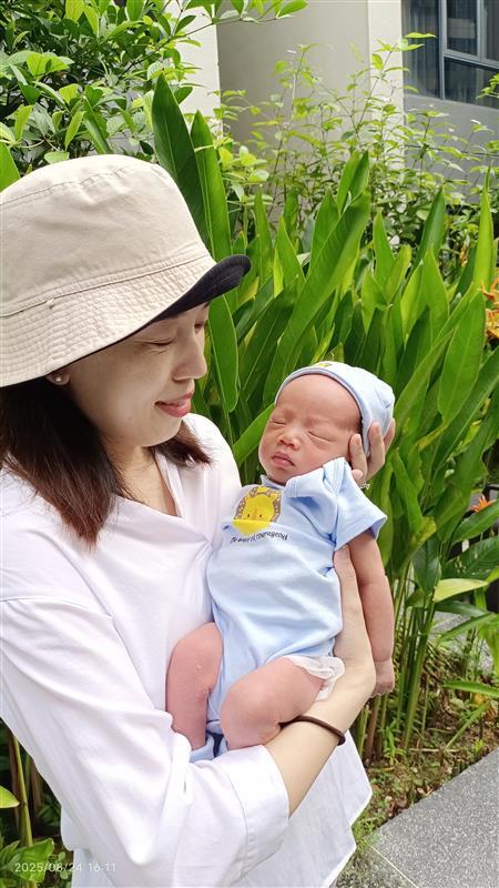Clothing, Hat, Person, Photography, Portrait, Potted Plant, People, Baby, Newborn, Cap